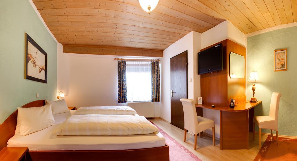 Cityhotel Schwarzer Baer Innsbruck Room photo