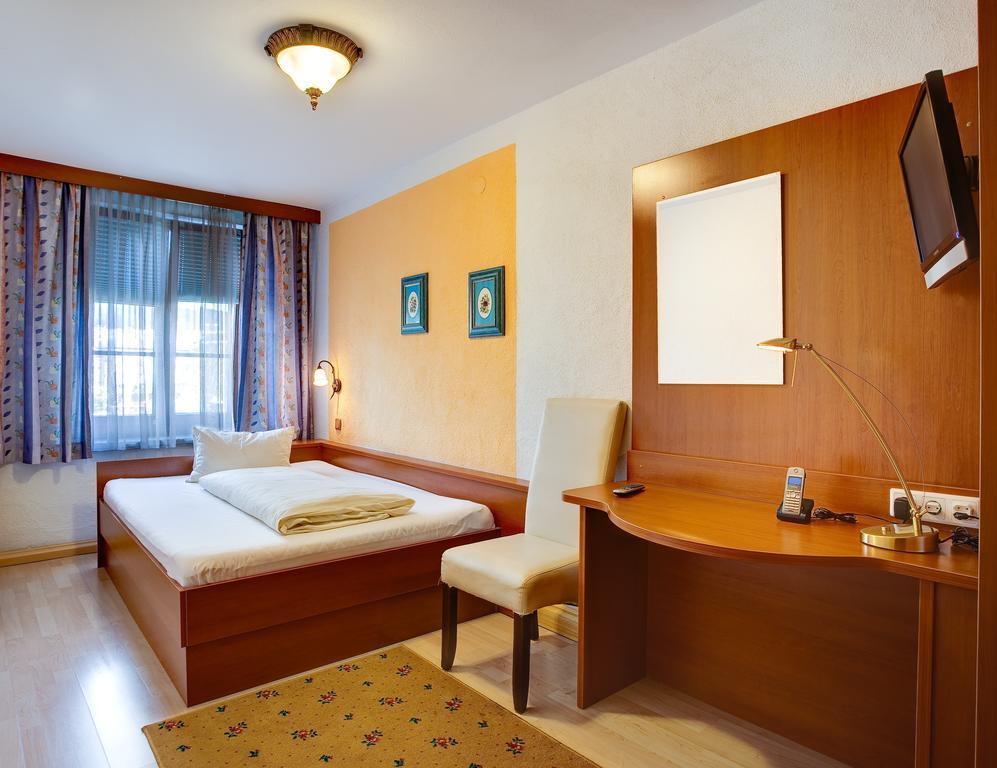Cityhotel Schwarzer Baer Innsbruck Room photo