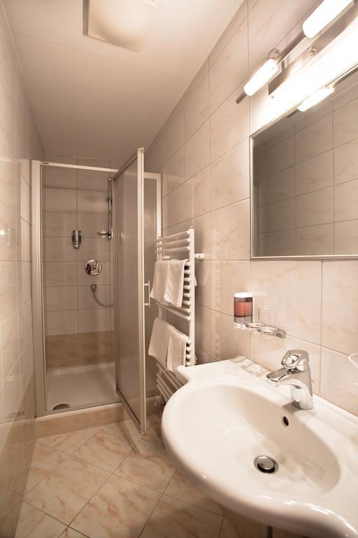 Cityhotel Schwarzer Baer Innsbruck Room photo